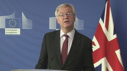 Dimite ministro del "brexit", David Davis, por desacuerdo con el plan de May