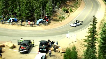 Record de la Volkswagen I.D. R Pikes Peak vue depuis un hélicoptère