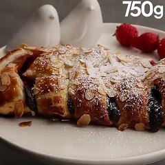 Jolie tresse feuilletée chocolat, fraises et amandes LA RECETTE :