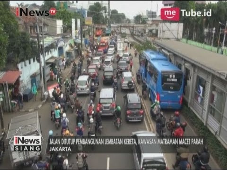 Ditutup 2 Jalur Untuk Pembangunan Jembatan KA, Jalan Matraman Macet Parah - iNews Siang 20/03