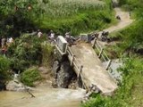 Jembatan ambruk diterjang banjir, Warga terpaksa membuat jembatan darurat - iNews Siang 07/02