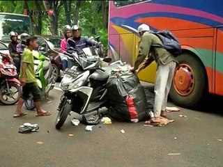 Massa memenuhi jalan, Halte Bus Transjakarta dan Staiun Juanda - iNews Petang 11/02