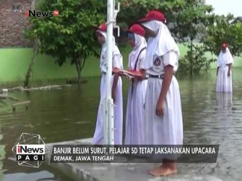 Pelajar SD melakukan kegiatan Upacara Bendera di tengah banjir yang belum surut - iNews Pagi 14/02