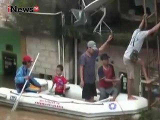 Banjir Setinggi Hampir 2 Meter, Warga Arus Cawang Beraktivitas Menggunakan Rakit - iNews Siang 16/02