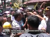 Ribuan pendukung pasangan calon walikota Kendari yang kalah kepung kantor KPUD - iNews Pagi 17/02
