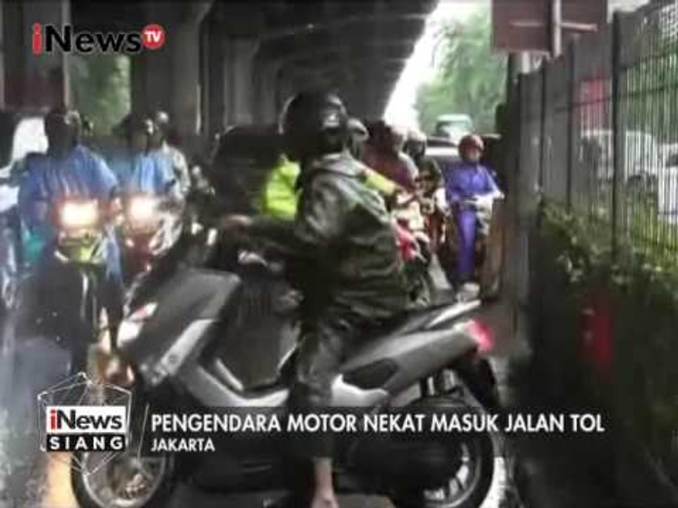 Banjir di Cempaka Putih, Pengendara Motor Nekat Lewati Tol - iNews Siang 21/02