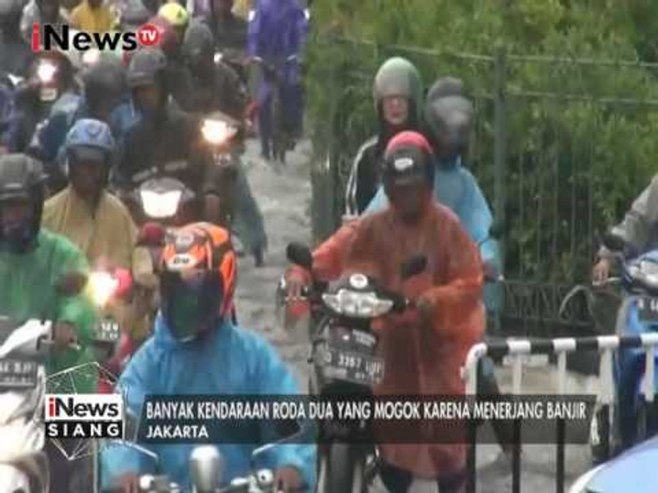 Beberapa Motor Mogok, Saat Nekat Terobos Banjir Setinggi 50Cm di Jalan S. Parman - iNews Siang 21/02