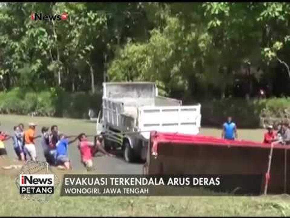 Video Amatir truk hanyut terseret banjir di Wonogiri - iNews Petang 25/02