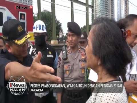 Protes pembongkaran, warga ricuh dengan Petugas PT KAI - iNews Malam 01/03