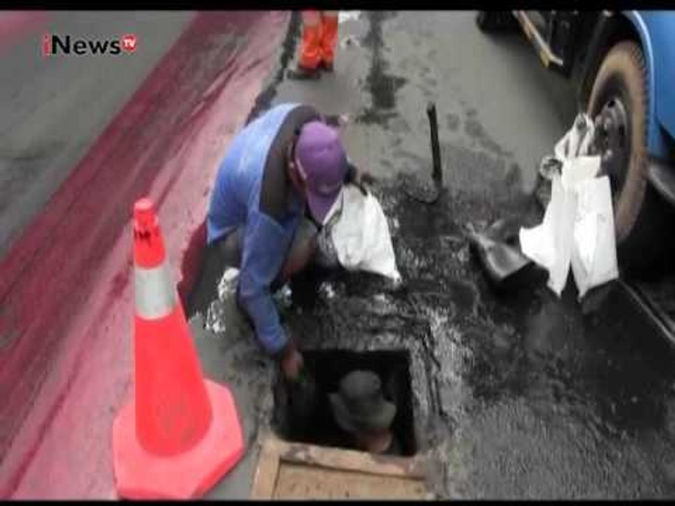 Suku Dinas Kebersihan DKI temukan sampah plastik yang bisa sumbat gorong-gorong - iNews Siang 10/03