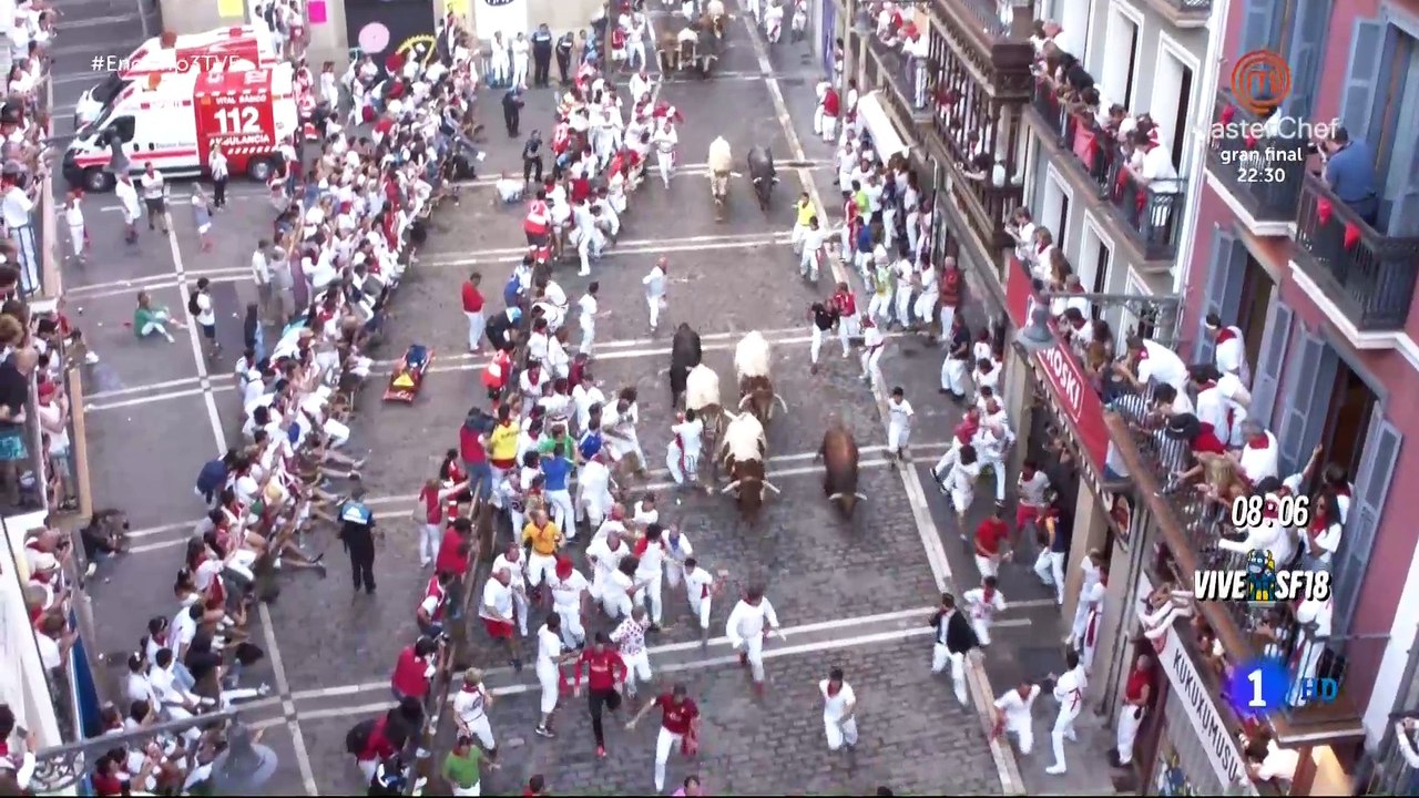 Caída de toros y mozos en Mercaderes durante el encierro de Cebada Gago