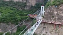 Çin'de Asma Cam Köprü Açıldı- Ziyaretçiler Heyecan Dolu Anlar Yaşadı