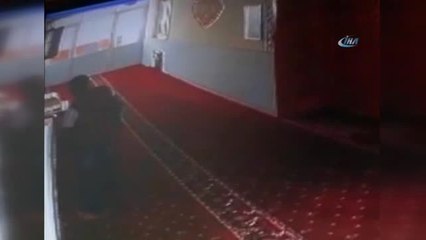 Sakarya'da Sadaka Kutusu Hırsızı Yakalandı... O Anlar Kamerada