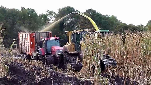 Bulldozer as towing tractor with contracting firm Huisman