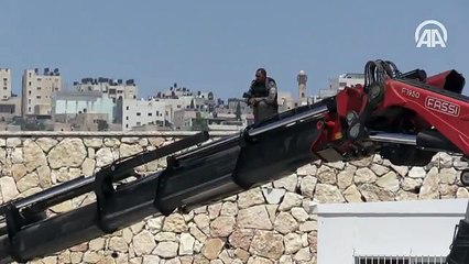 İsrail El-Ayzariyye'ye konteyner evler koyuyor