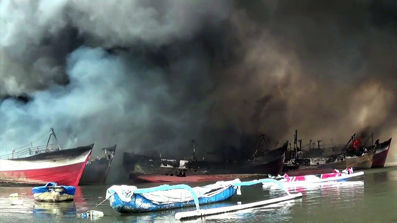 Massive fire rips through Bali port