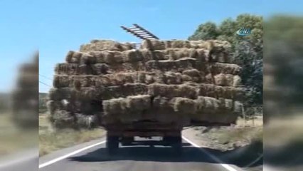 Saman Yüklü Traktörün Tehlikeli Yolculuğu