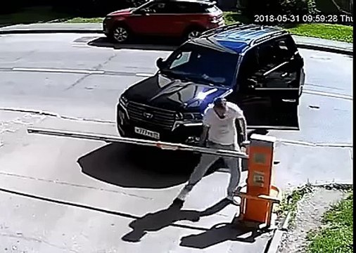 Un conducteur force la barrière d’un parking… au mauvais moment !