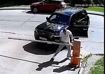 Un conducteur force la barrière d’un parking… au mauvais moment !