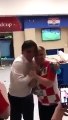 Viral: Jogadores abraçam presidente da Croácia... de cuecas