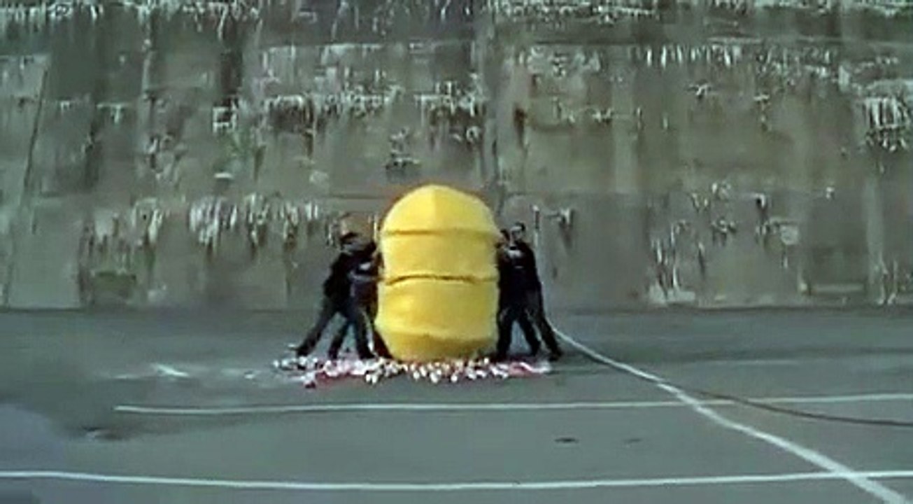 Ils mélangent 200 kilos de levure et 450 litres d'eau et BOOOOOOM