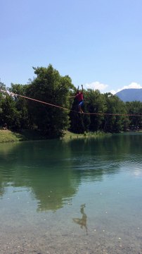 Thyez : la traversée du lac en slackline par Nathan Paulin