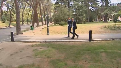Sánchez y Torra pasean por los jardines de la Moncloa
