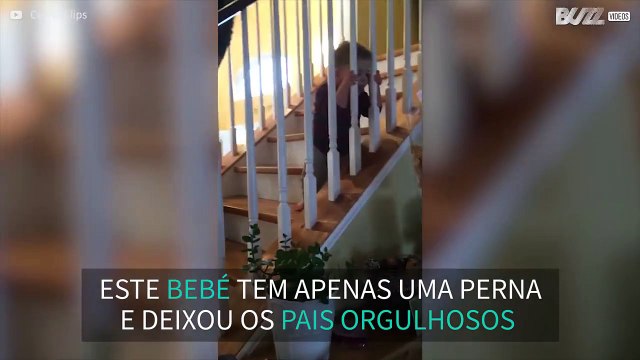 Bebé só com uma perna supera-se e sobe escadas