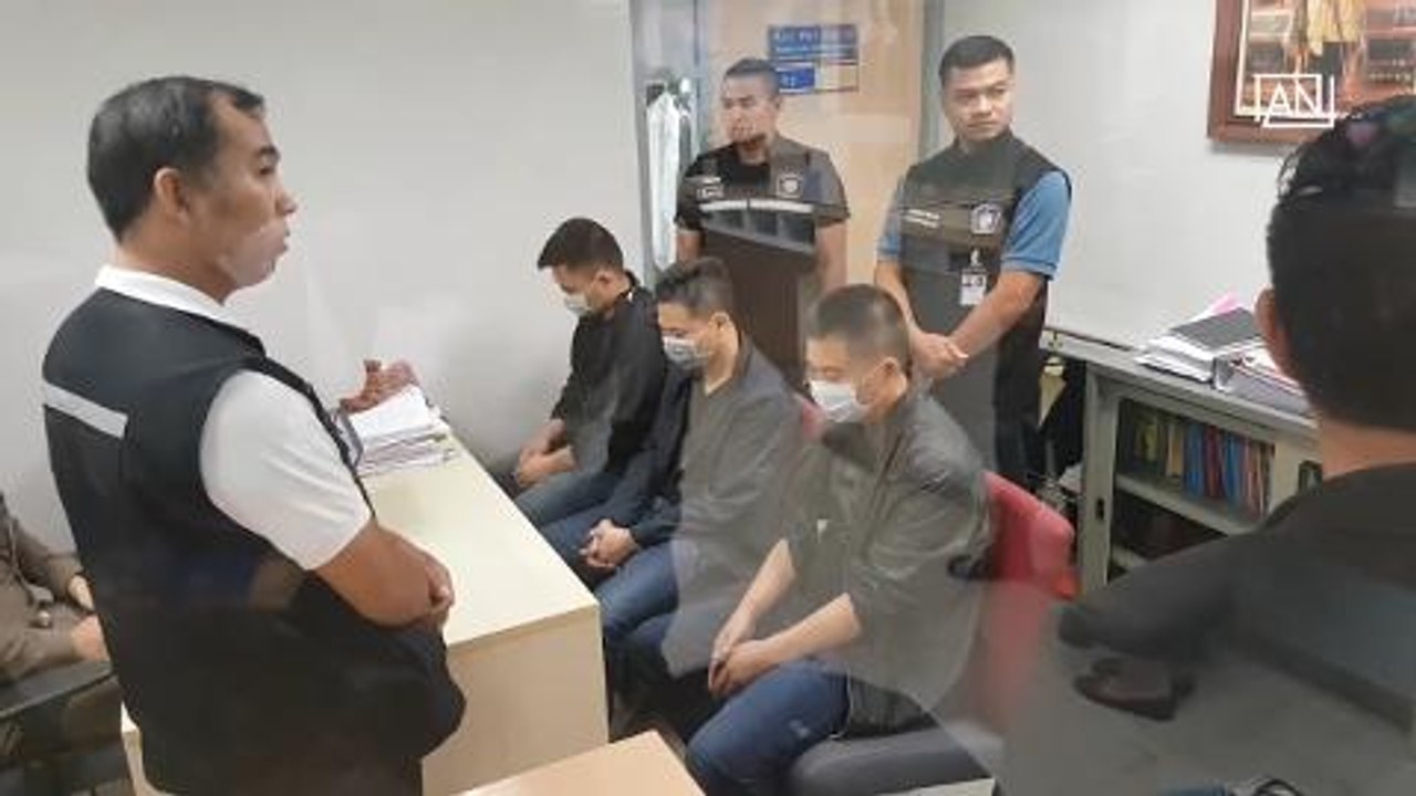 Three Chinese men arrested for stealing in passenger cabin