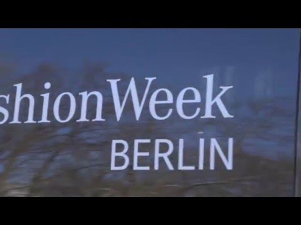 Mercedes-Benz Fashion Week Berlin - Autumn-Winter 2016 Day 1- Mercedes-Benz SL 500 | AutoMotoTV