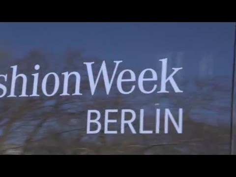 Mercedes-Benz Fashion Week Berlin - Autumn-Winter 2016 Day 1- Mercedes-Benz SL 500 | AutoMotoTV