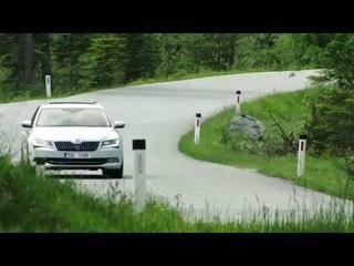 Descargar video: The new SKODA Superb Combi - Driving Video | AutoMotoTV