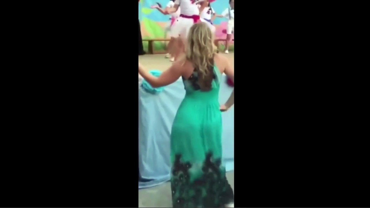 Snimao je nastup kćerkice na školskoj predstavi, a onda mu je svu pažnju ukrala ZANOSNA PLAVUŠA...