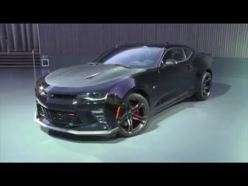 2017 Chevrolet Camaro 1LE SS V8 (Black) Walk-Around and Interior Design | AutoMotoTV