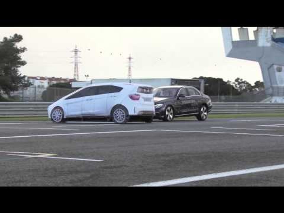 Mercedes-Benz E-Class - Intelligent Drive Active Braking Assist Cross Traffic Function | AutoMotoTV