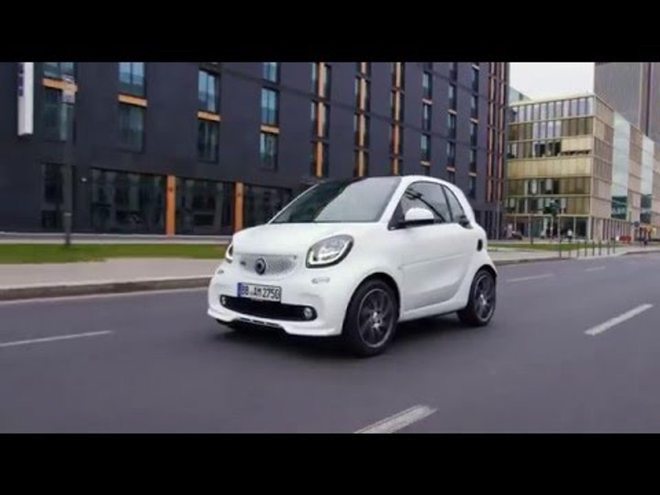 smart BRABUS fortwo Driving Video | AutoMotoTV