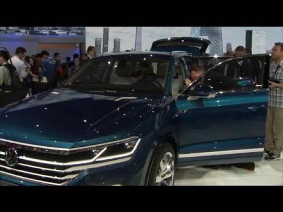 Volkswagen T-Prime Concept GTE at Auto China 2016 | AutoMotoTV