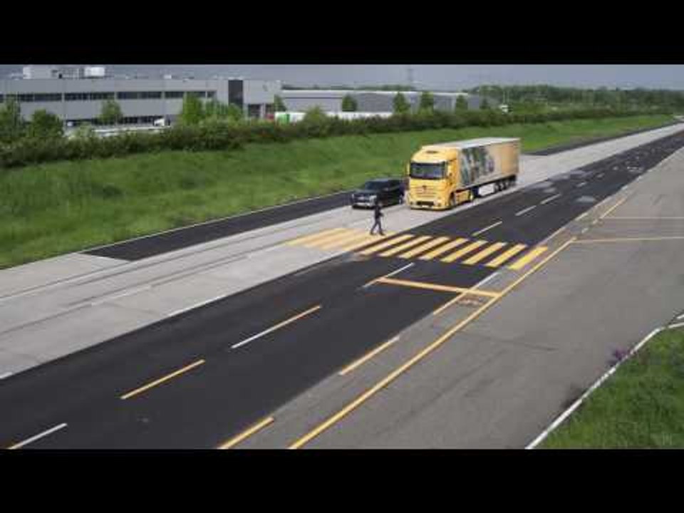 Mercedes-Benz - Partial braking at pedestrian - Active Brake Assist 4 and Sideguard | AutoMotoTV