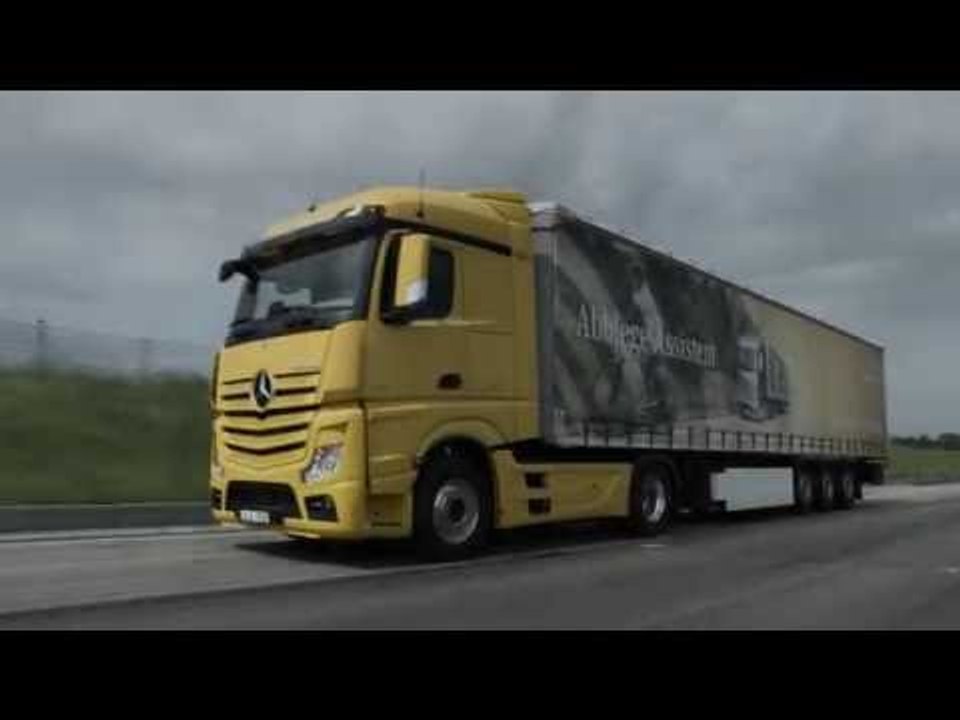 Mercedes-Benz - Partial braking at pedestrian dummy - Active Brake Assist 4 | AutoMotoTV
