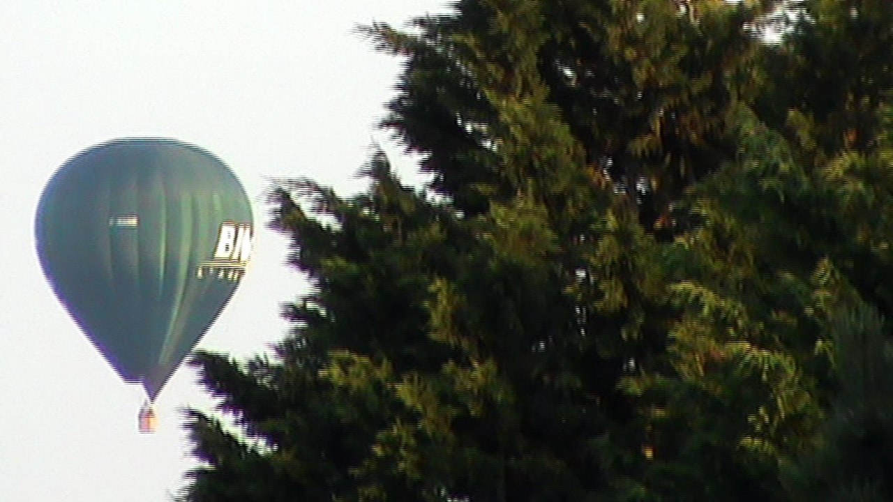 2 montgolfieres au dessus de la bretagne...