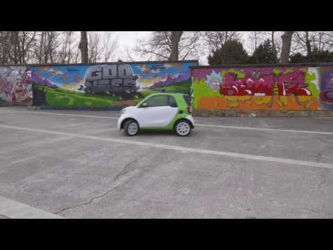 smart fortwo electric drive white electric green Driving in the City Trailer | AutoMotoTV