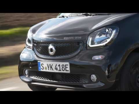smart forfour electric drive black-electric green Driving in the Country | AutoMotoTV