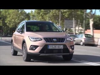 Seat Arona Driving in the city in Mystic Magenta