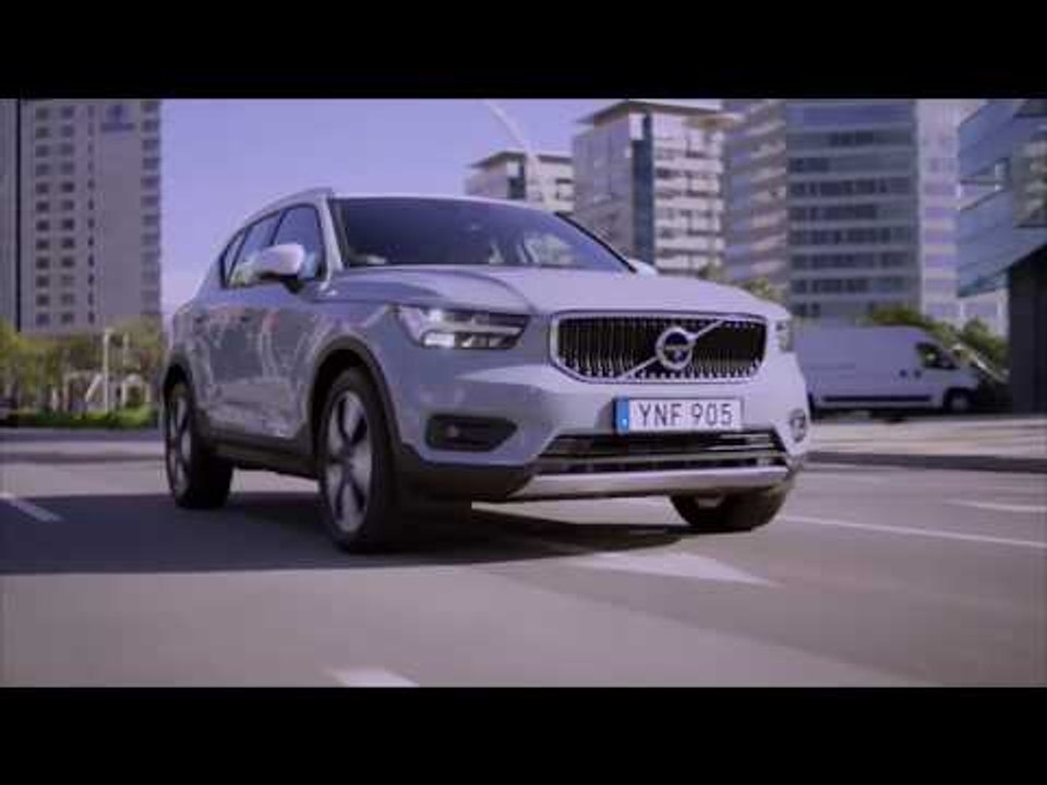 New Volvo XC40 D4 Momentum Amazon Blue Driving Video