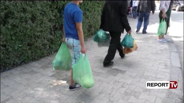 Report Tv - Qeveria vendos për ndalimin e qeseve plastike, në Kukës vijon përdorimi