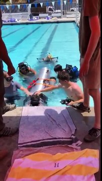 Test du sous-marin pour sauver les enfants coincés dans la grotte en Thaïlande !