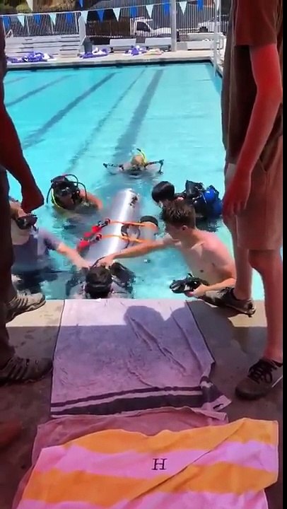 Test du sous-marin pour sauver les enfants coincés dans la grotte en Thaïlande !