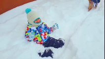 Hilarant : ce bébé se marre avec son chien dans la neige !