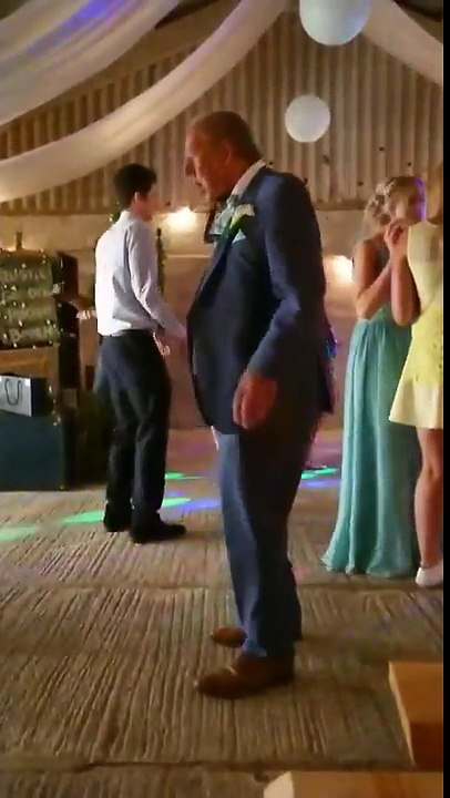 Ce vieux danse trop bizarrement à un mariage ! Arrête la drogue..