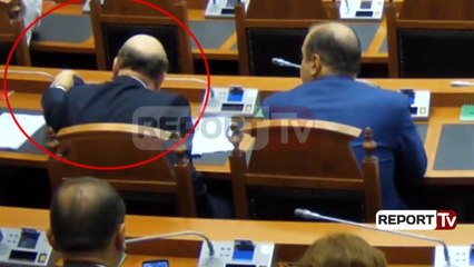 REPORT TV siguron VIDEON/ Momenti kur Panariti ndërron kartën e Bitrit me të Tavos në Kuvend